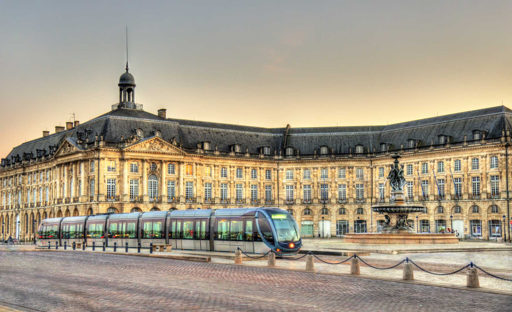 bordeaux tram + bâtiment haussmannien